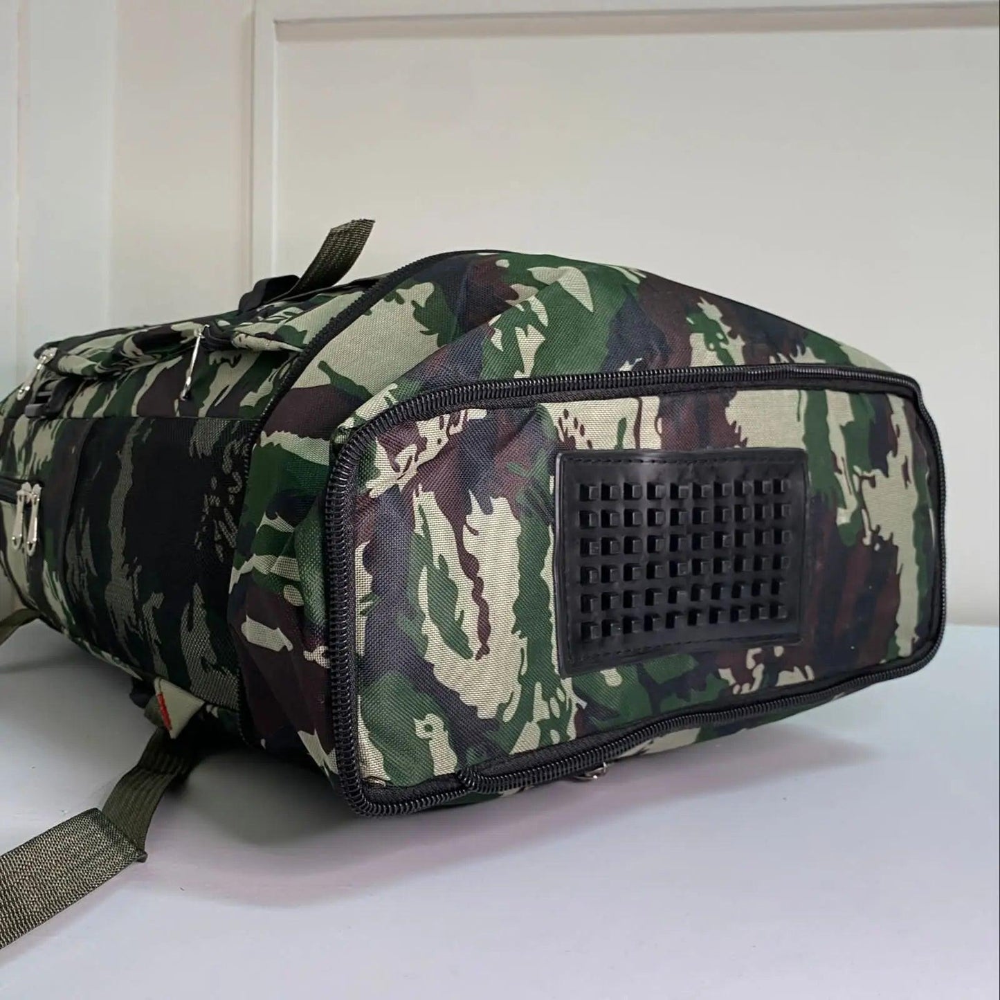 Mochila camuflada de lona reforçada para trilhas e acampamentos