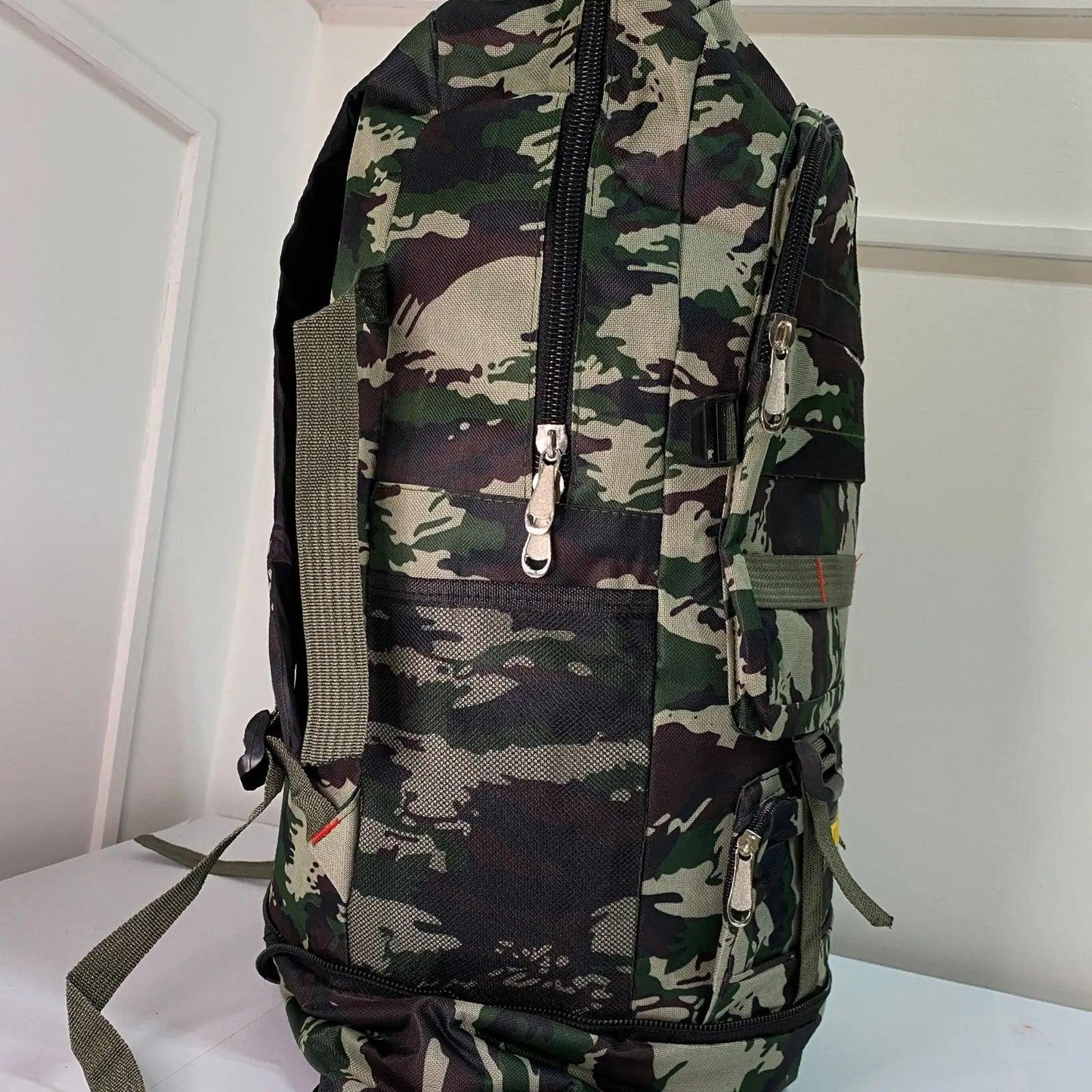 Mochila camuflada de lona reforçada para trilhas e acampamentos