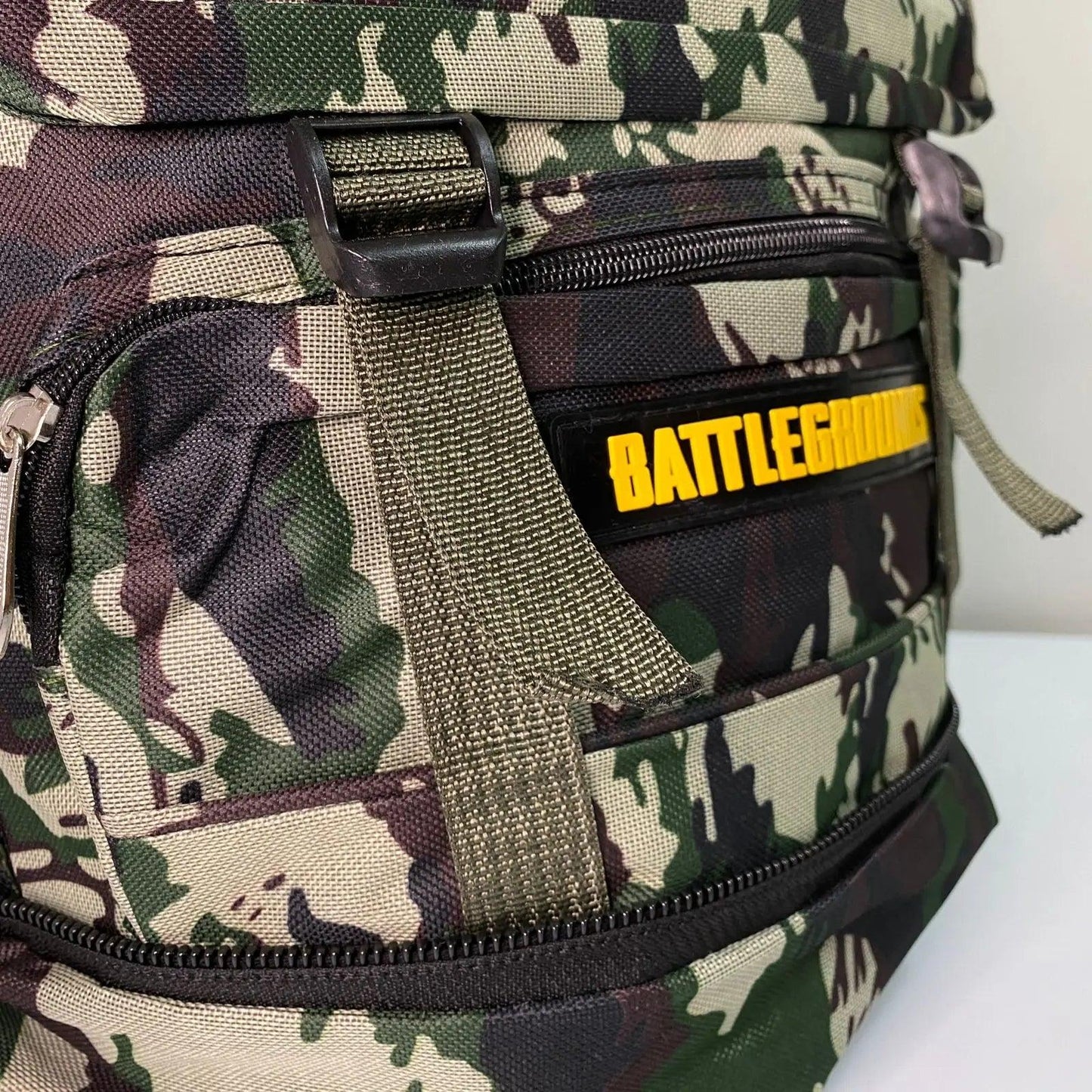 Mochila camuflada de lona reforçada para trilhas e acampamentos